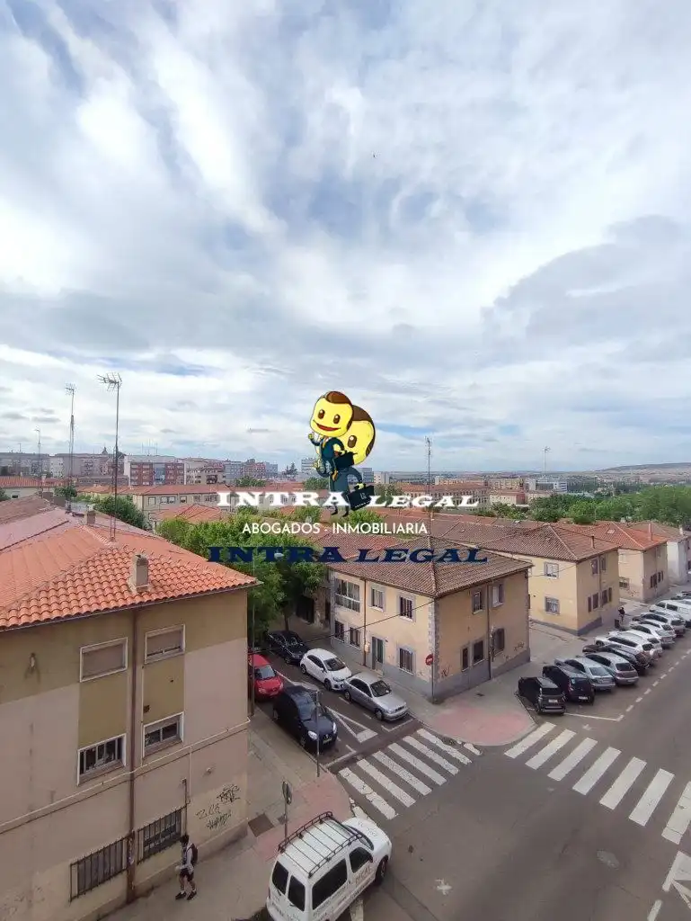 Vista exterior de Piso para compartir en Salamanca con Calefacción, Terraza y Amueblado
