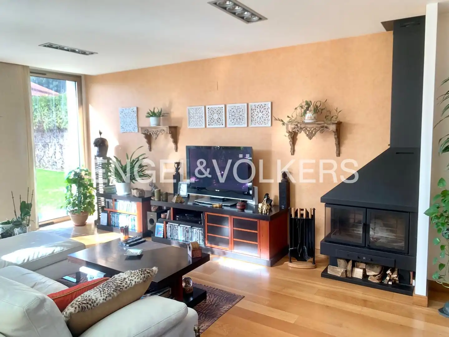 Sala d'estar de Casa o xalet en venda en Santa Cruz de Bezana amb Calefacció, Jardí privat i Parquet