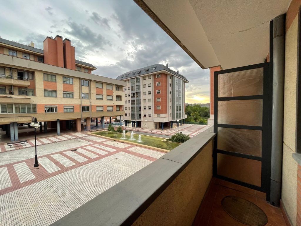 Vista exterior de Pis en venda en Ponferrada amb Calefacció, Terrassa i Traster