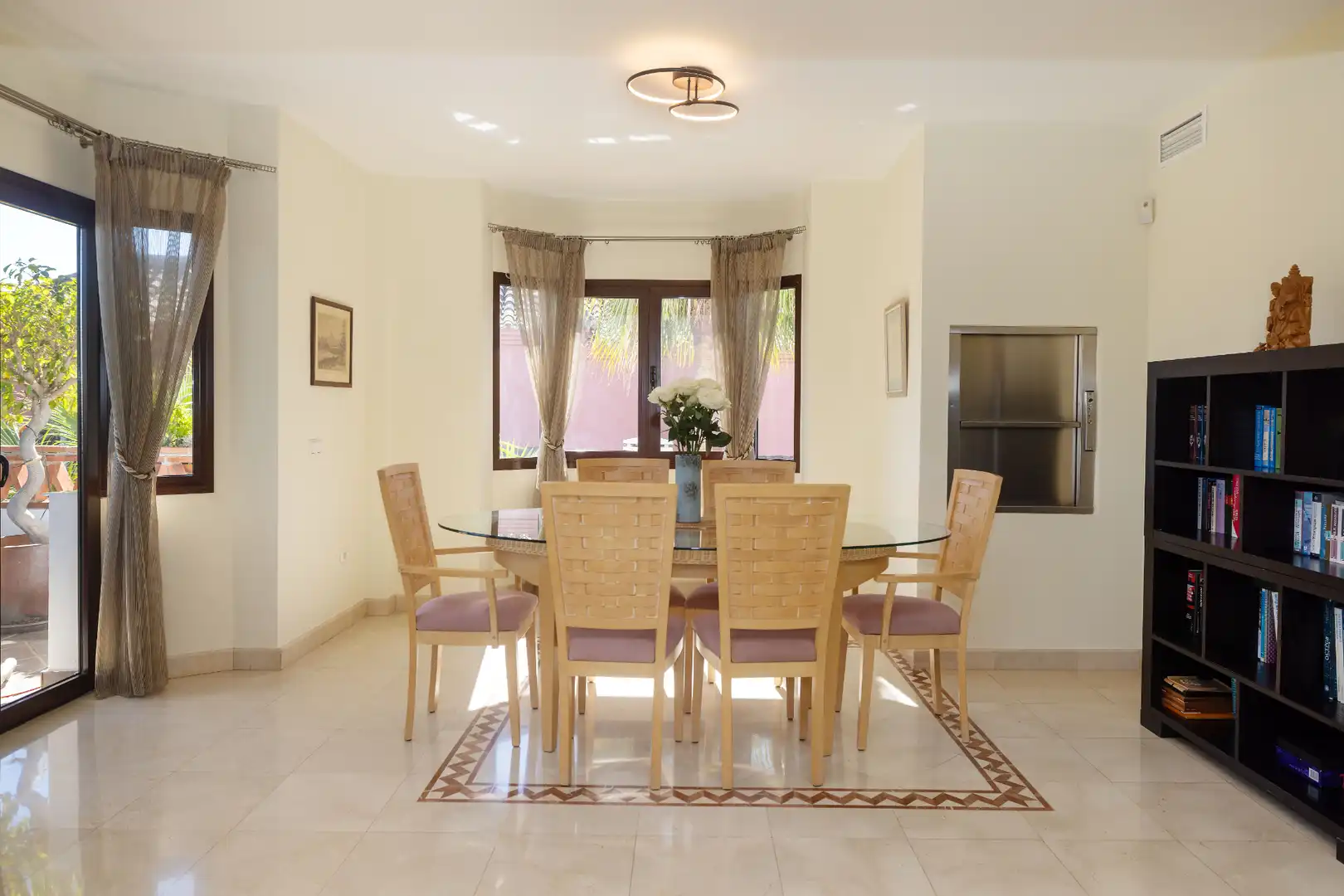 Menjador de Casa o xalet en venda en Marbella amb Aire condicionat, Jardí privat i Terrassa