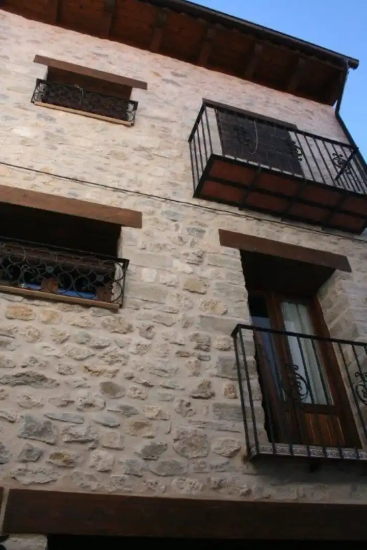 Außenansicht von Einfamilien-Reihenhaus zum Verkauf in Morella mit Terrasse, Abstellraum und Möbliert