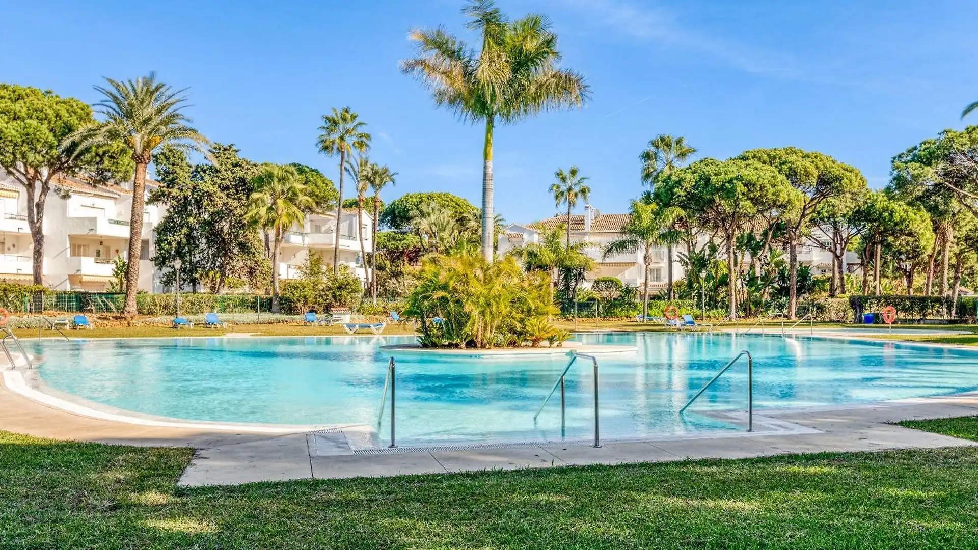 Piscina de Apartamento en venta en Estepona con Aire acondicionado, Calefacción y Terraza