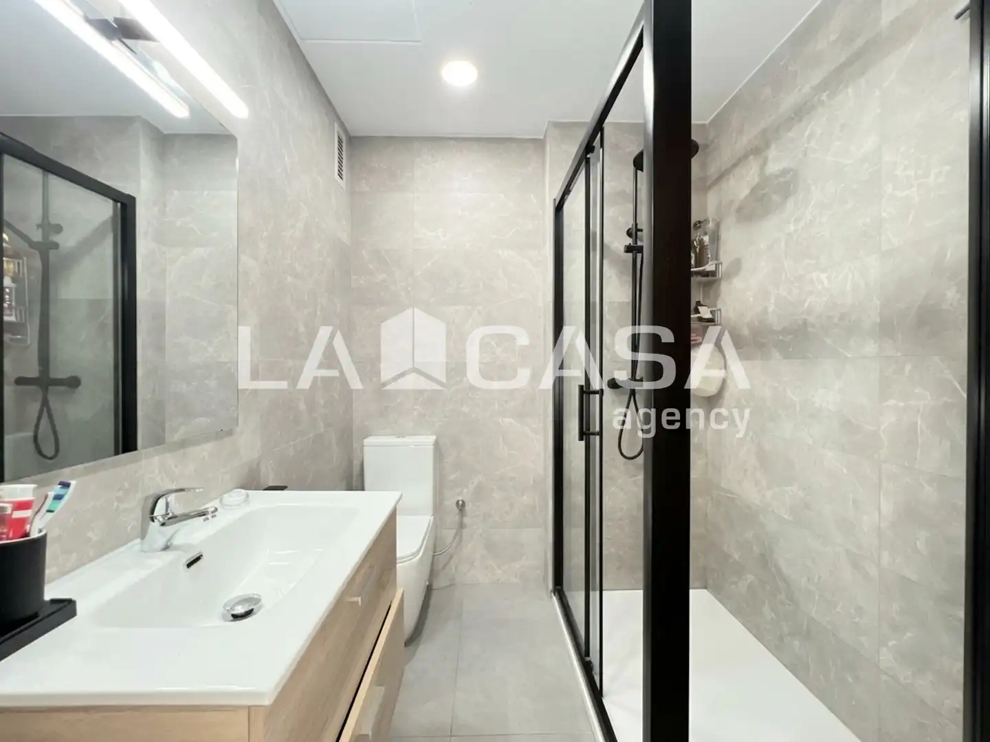 Badezimmer von Wohnung zum Verkauf in Badalona mit Heizung und Balkon