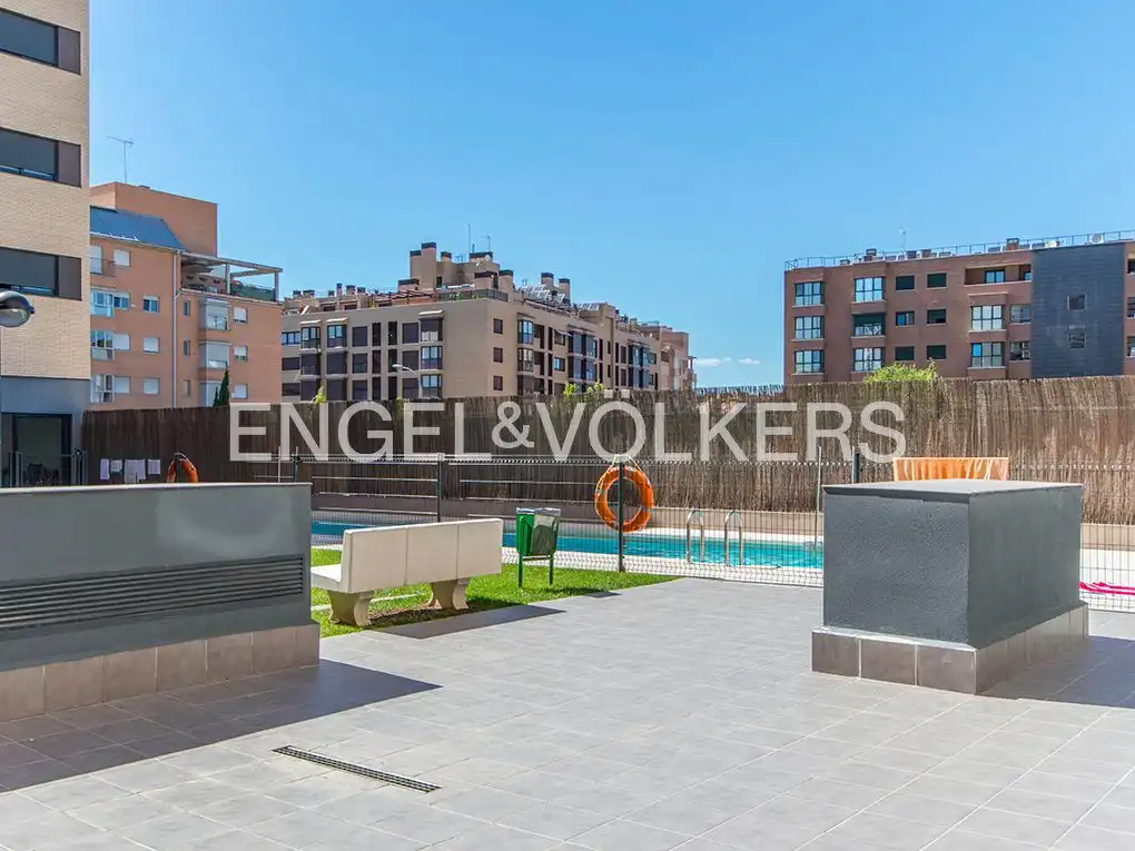 Schwimmbecken von Wohnung zur Miete in Madrid mit Heizung, Parkett und Schwimmbad