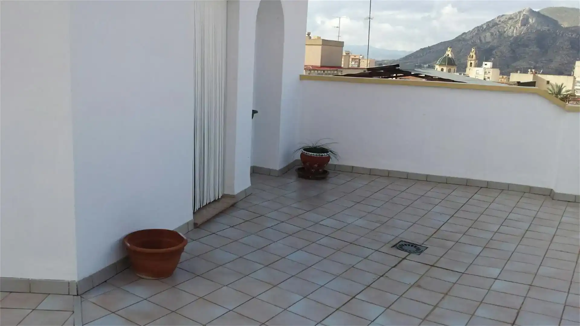 Terrasse von Einfamilien-Reihenhaus zum Verkauf in Elda mit Klimaanlage