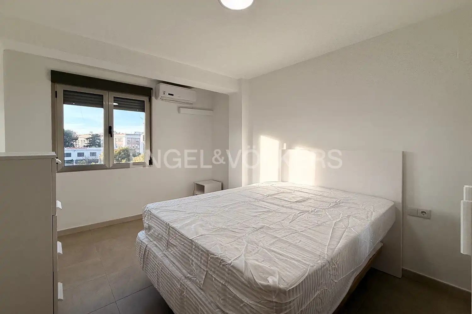 Schlafzimmer von Wohnung zur Miete in Valencia mit Klimaanlage, Heizung und Möbliert