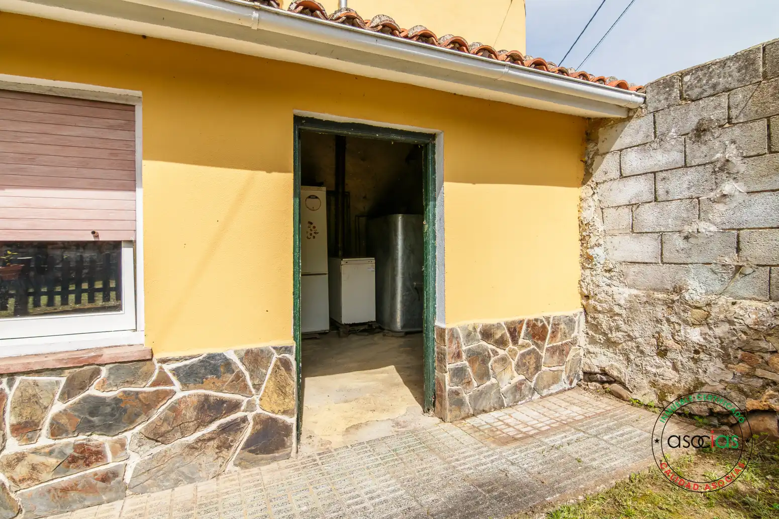 Vista exterior de Casa o chalet en venta en Las Regueras   con Calefacción y Jardín privado