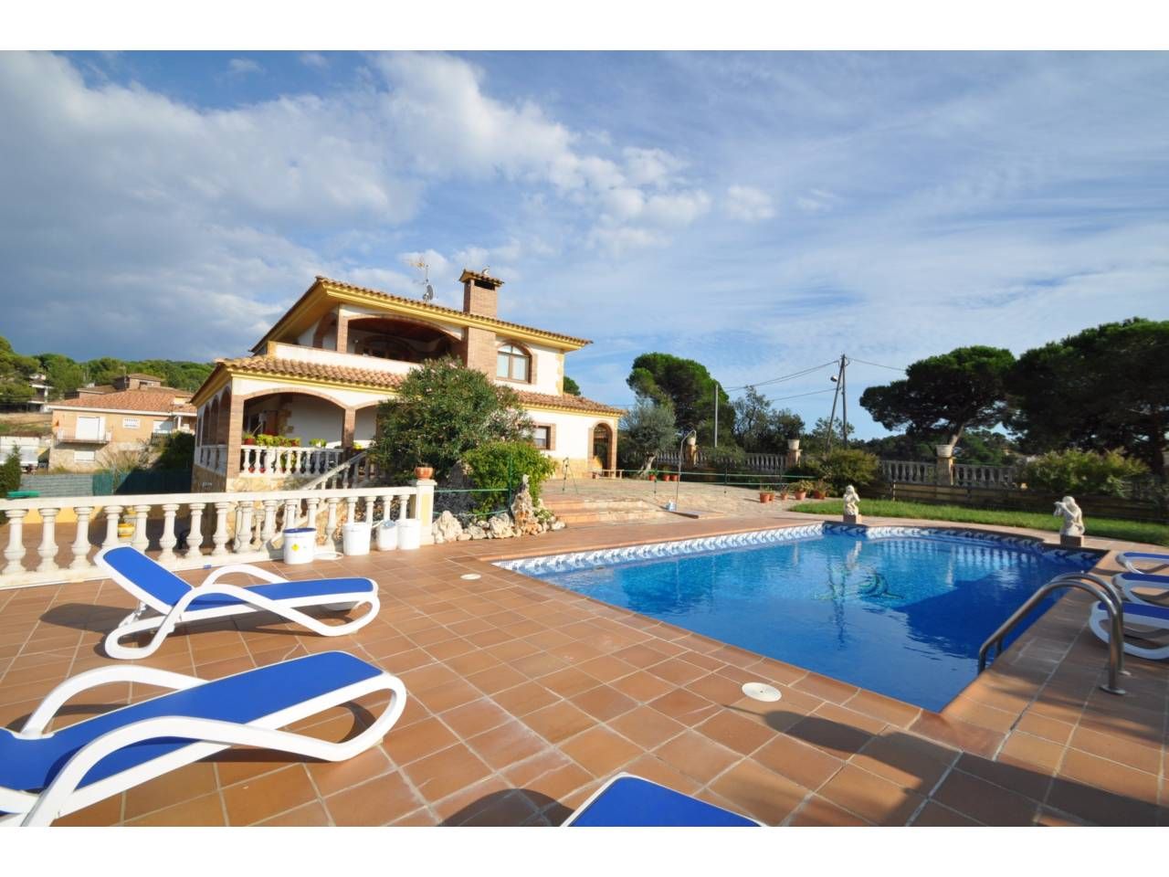Vista exterior de Casa o xalet en venda en Tordera amb Jardí privat, Terrassa i Piscina