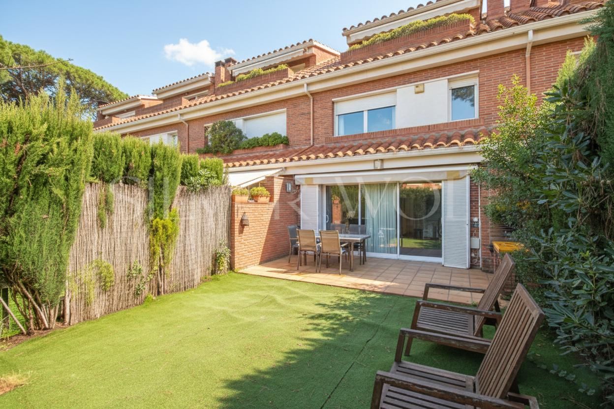Jardí de Casa adosada en venda en Gavà amb Aire condicionat, Calefacció i Jardí privat