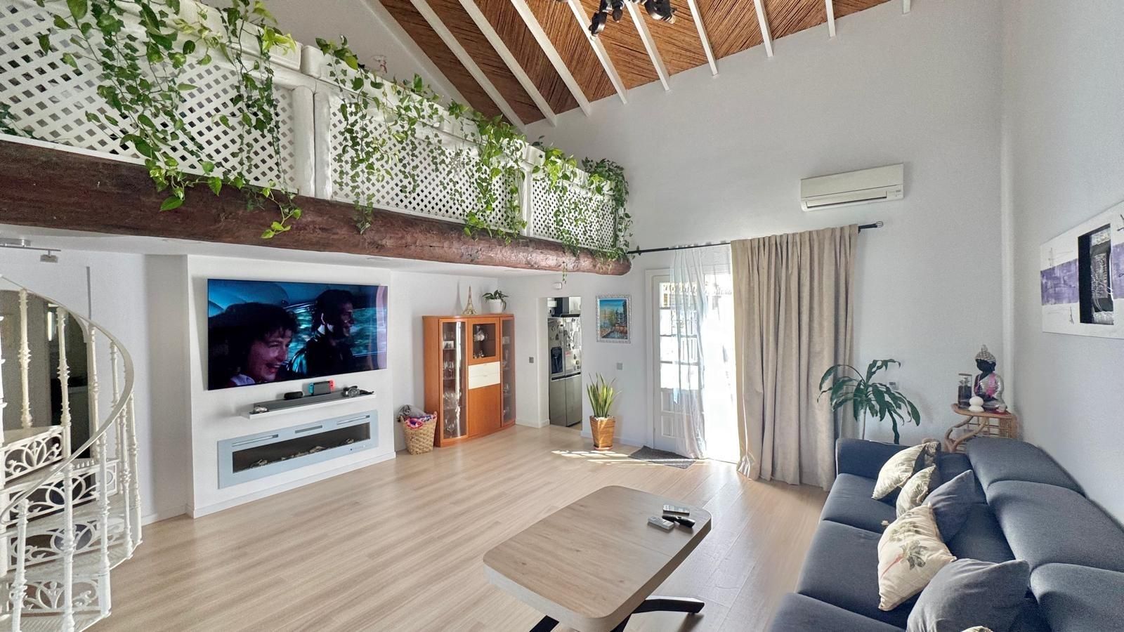 Sala d'estar de Casa adosada en venda en Mijas amb Aire condicionat, Calefacció i Jardí privat