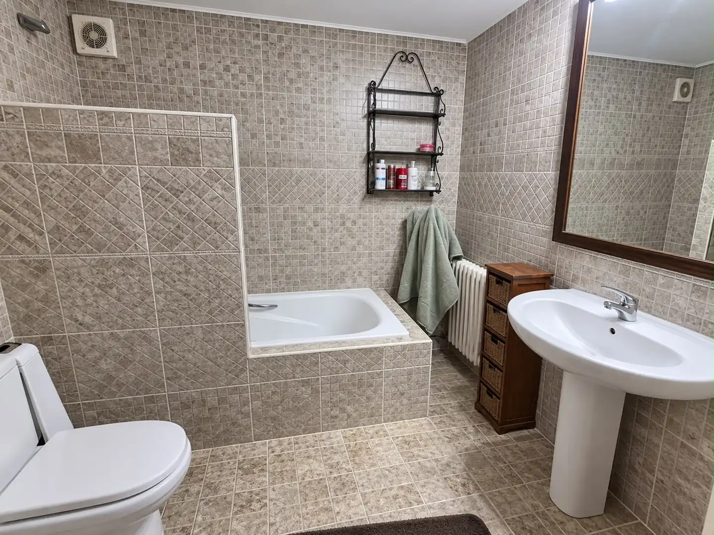 Baño de Piso en venta en Mondéjar con Calefacción, Terraza y Amueblado