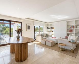 Sala d'estar de Apartament en venda en Marbella amb Terrassa, Traster i Moblat