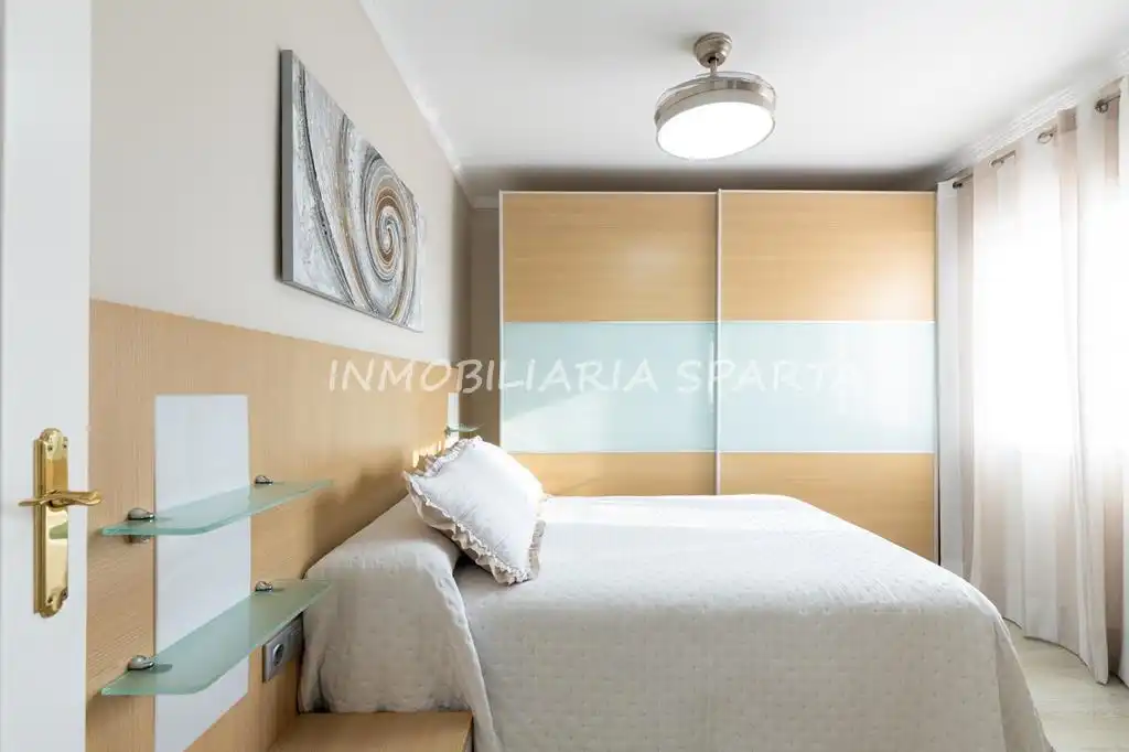 Schlafzimmer von Einfamilien-Reihenhaus zum Verkauf in Umbrete mit Klimaanlage
