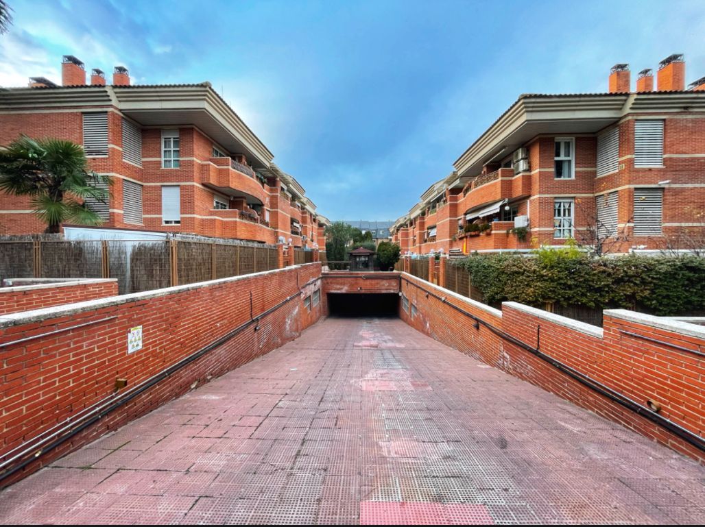 Vista exterior de Garatge en venda en Las Rozas de Madrid amb Alarma