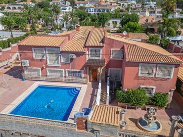 Villa avec piscine à vendre à Escandinavia - Cautivador