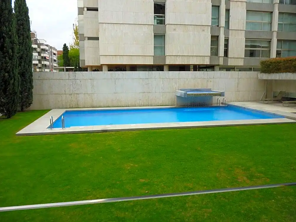 Schwimmbecken von Büro zur Miete in Madrid mit Klimaanlage und Heizung