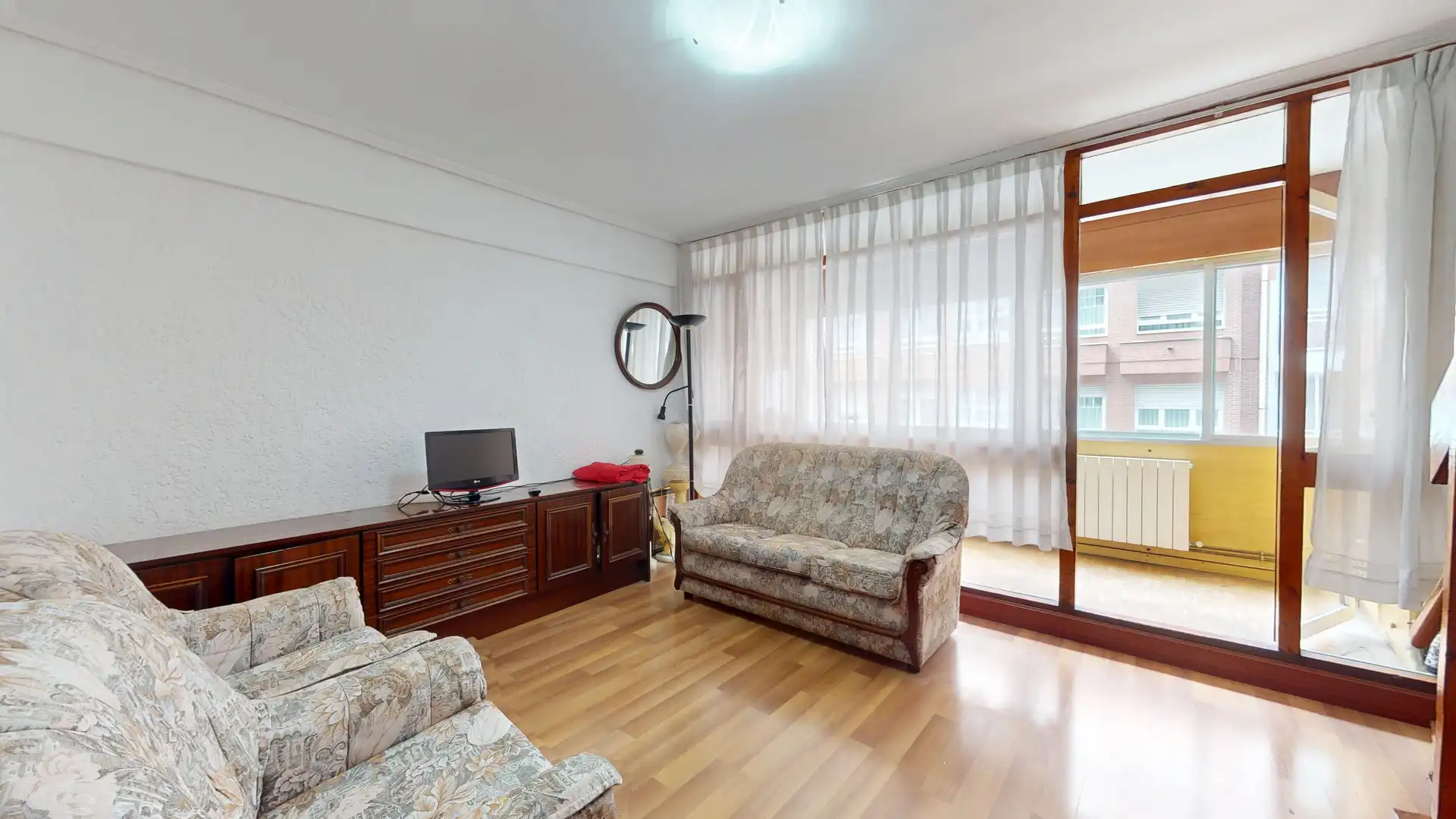 Sala d'estar de Pis en venda en Bilbao  amb Balcó