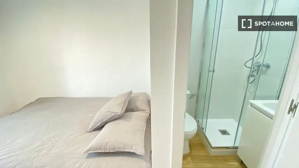 Bedroom of Flat for rent in Madrid  with Air Conditioner, Heating and Furnished
