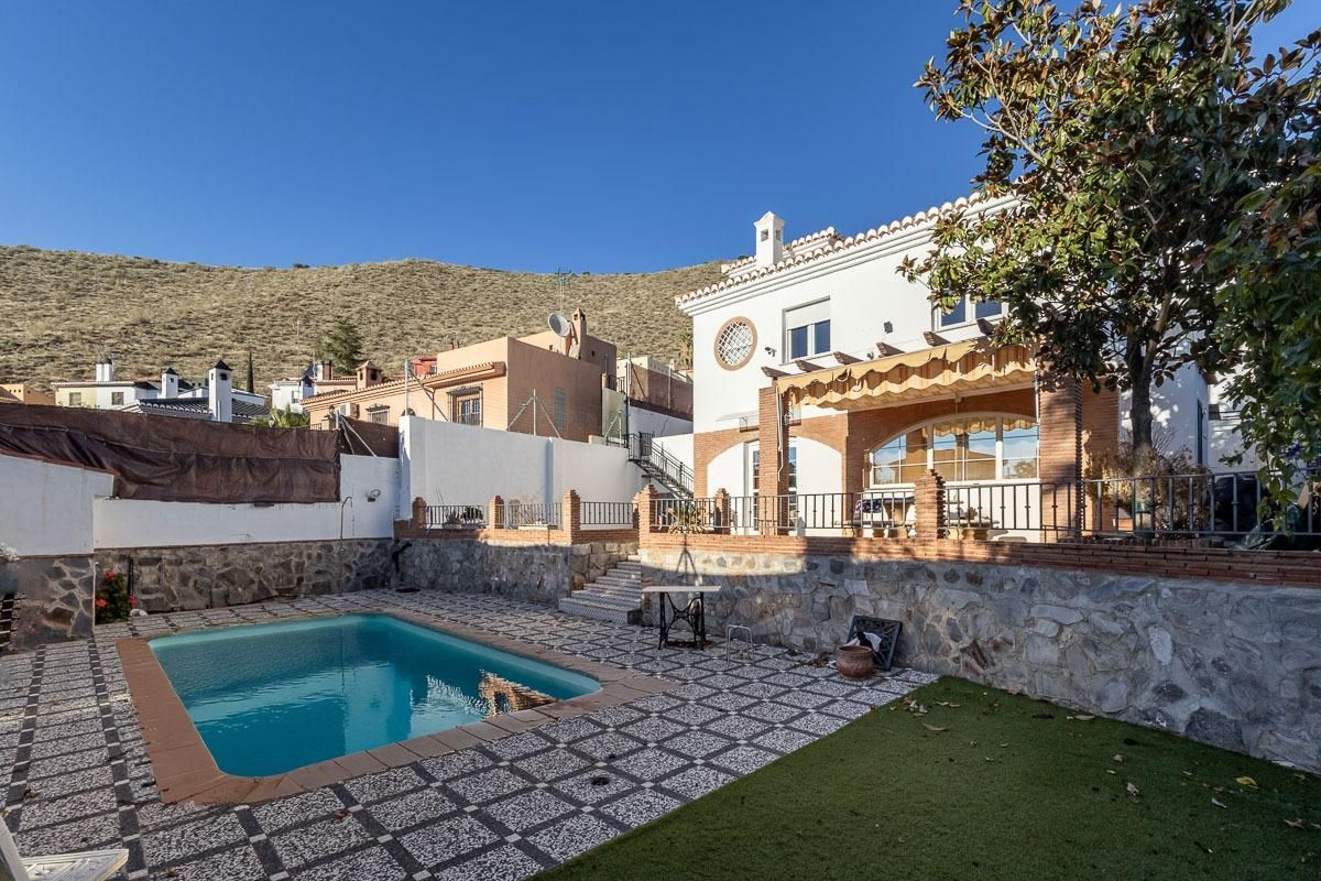 Vista exterior de Casa o xalet en venda en Cenes de la Vega amb Aire condicionat, Calefacció i Jardí privat