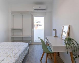 Bedroom of Apartment to share in  Valencia Capital  with Air Conditioner and Balcony