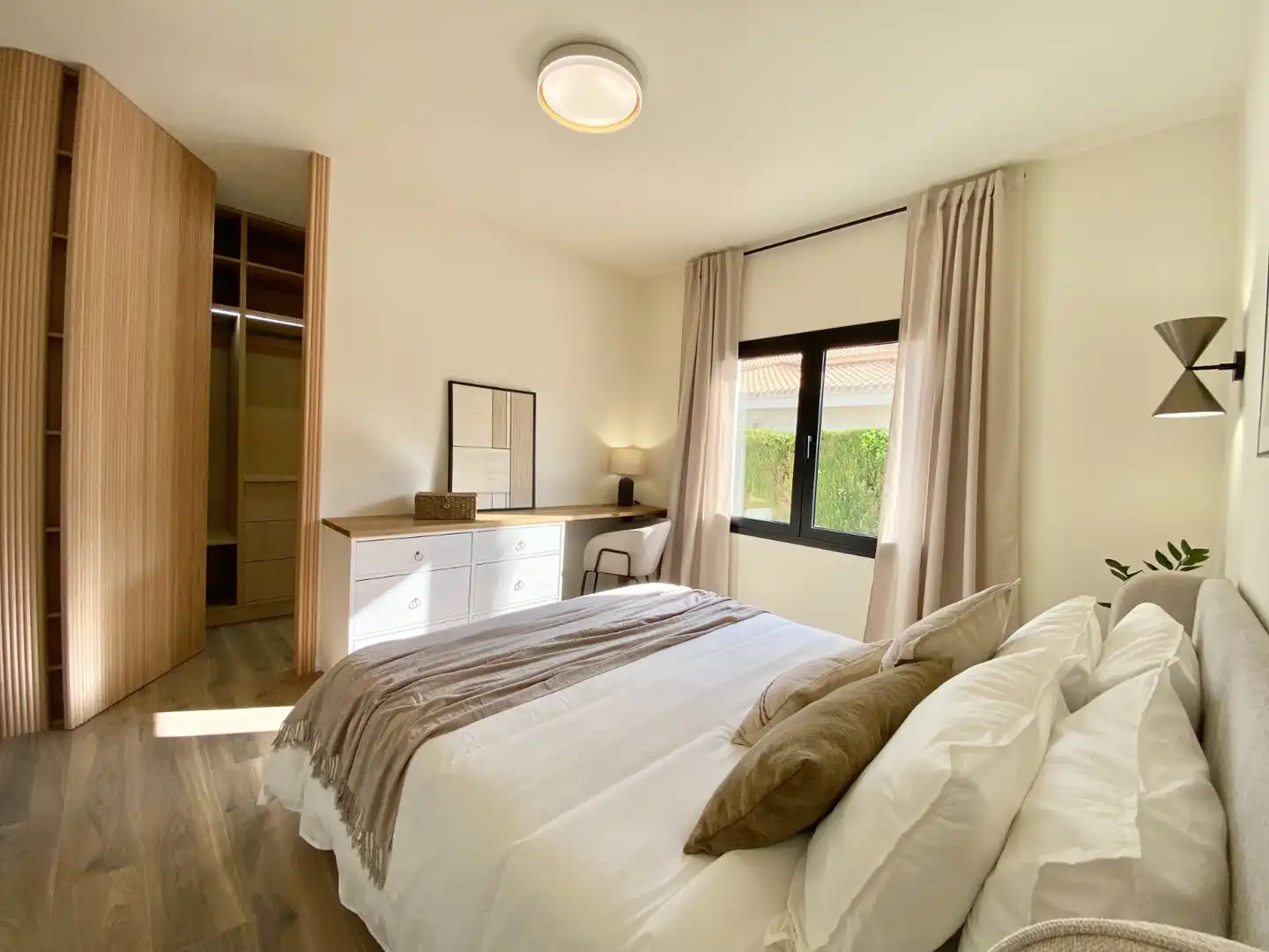 Dormitori de Casa o xalet en venda en Orihuela amb Aire condicionat, Jardí privat i Terrassa
