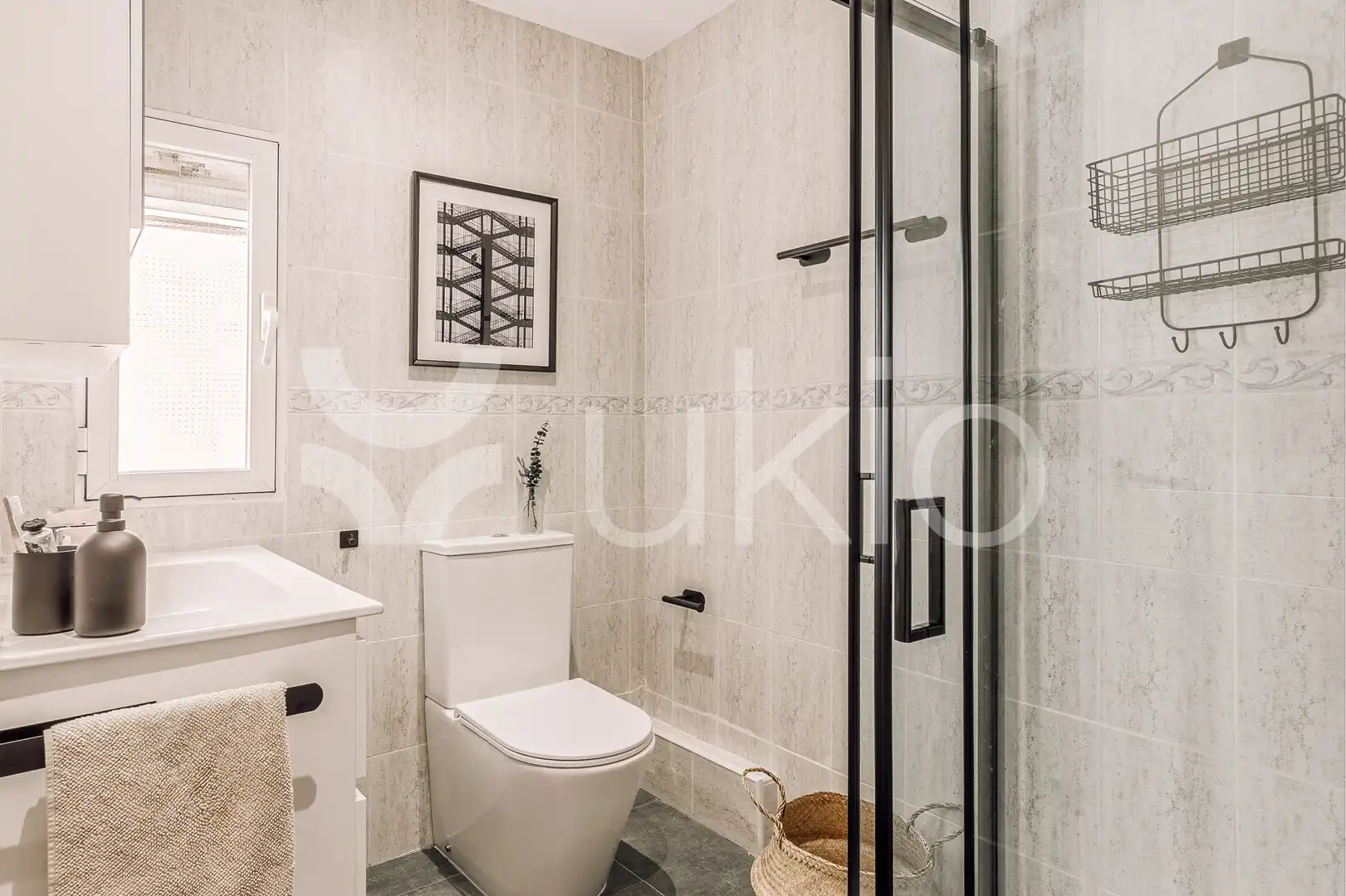Bany de Apartament de lloguer en Madrid amb Aire condicionat, Calefacció i Moblat