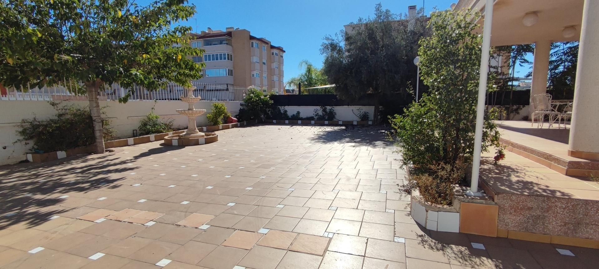 Vista exterior de Casa o xalet en venda en Elche / Elx amb Aire condicionat, Calefacció i Jardí privat