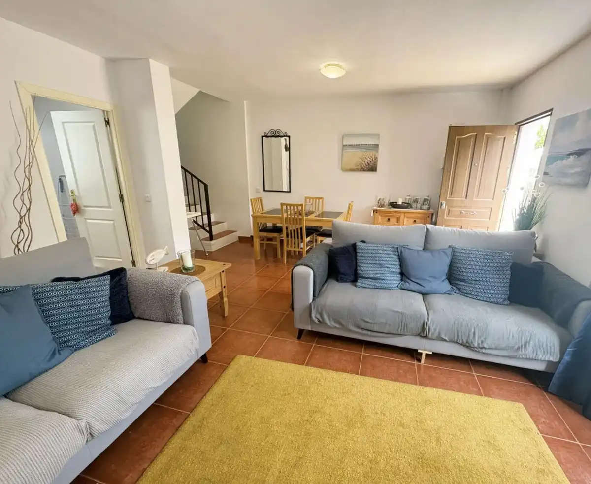 Wohnzimmer von Einfamilien-Reihenhaus zum Verkauf in Casares mit Privatgarten, Terrasse und Gemeinschaftspool
