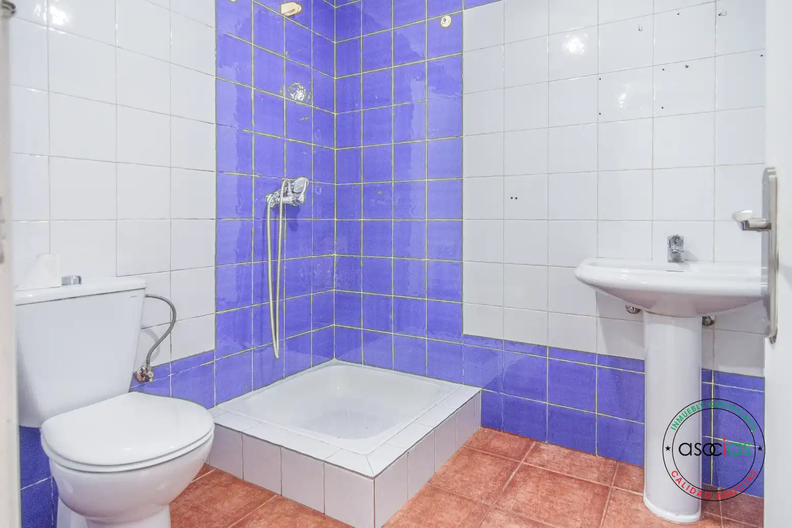 Badezimmer von Fabrikhallen zum Verkauf in Noreña