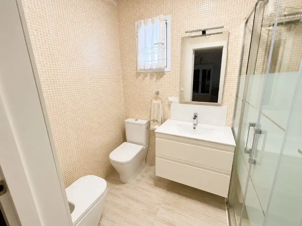 Bany de Casa o xalet en venda en Santa Pola amb Aire condicionat, Piscina i Piscina comunitària