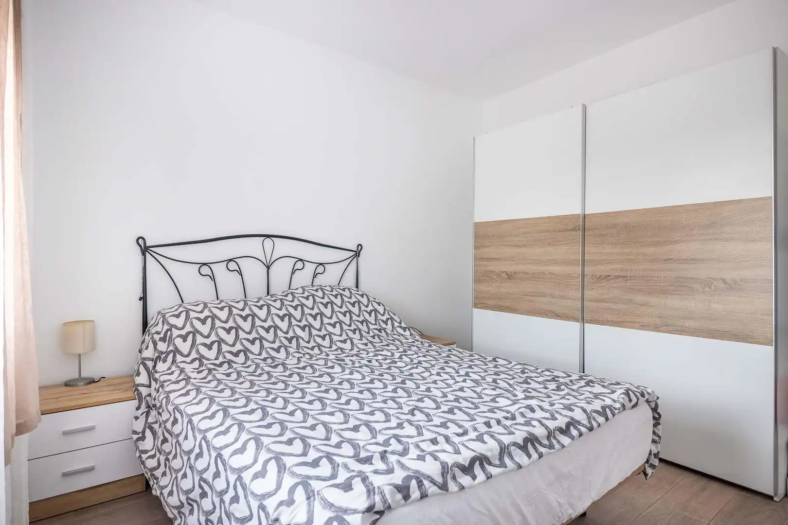Bedroom of Flat for sale in Sevilla  with Air Conditioner, Terrace and Storage room