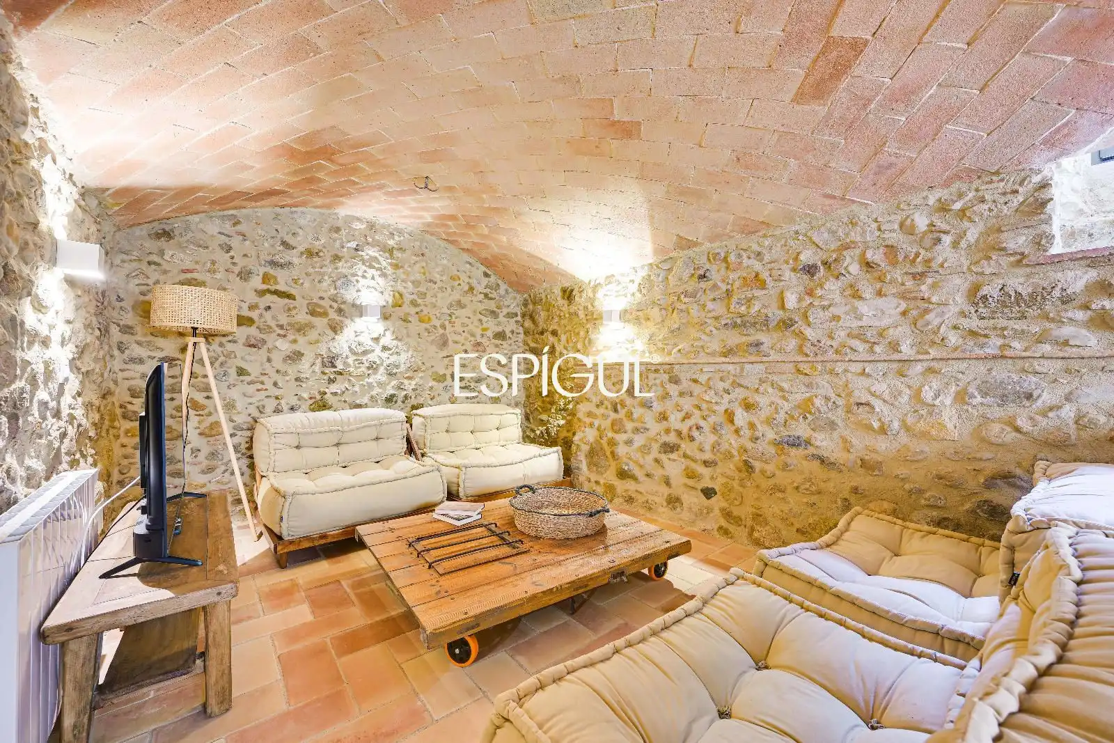 Sala d'estar de Casa o xalet en venda en La Bisbal d'Empordà amb Aire condicionat, Calefacció i Parquet