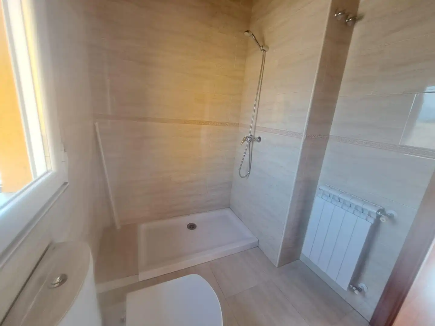 Baño de Casa adosada en venta en Bembibre con Calefacción, Terraza y Balcón
