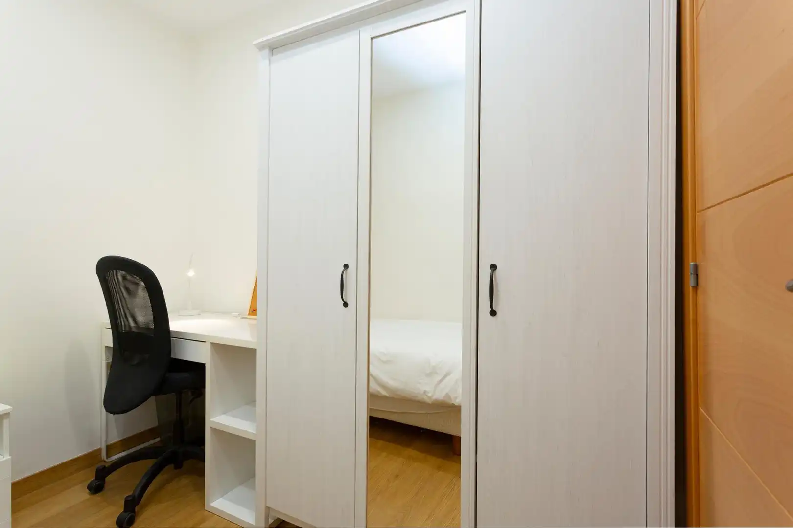 Bedroom of Flat for sale in Barcelona  with Air Conditioner, Heating and Parquet flooring