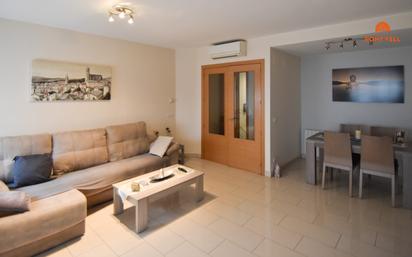 Living room of Single-family semi-detached for sale in La Bisbal d'Empordà  with Air Conditioner, Terrace and Balcony