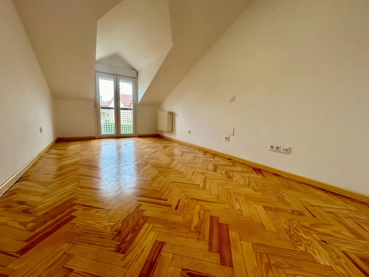 Dormitori de Casa adosada en venda en La Lastrilla  amb Calefacció, Jardí privat i Parquet
