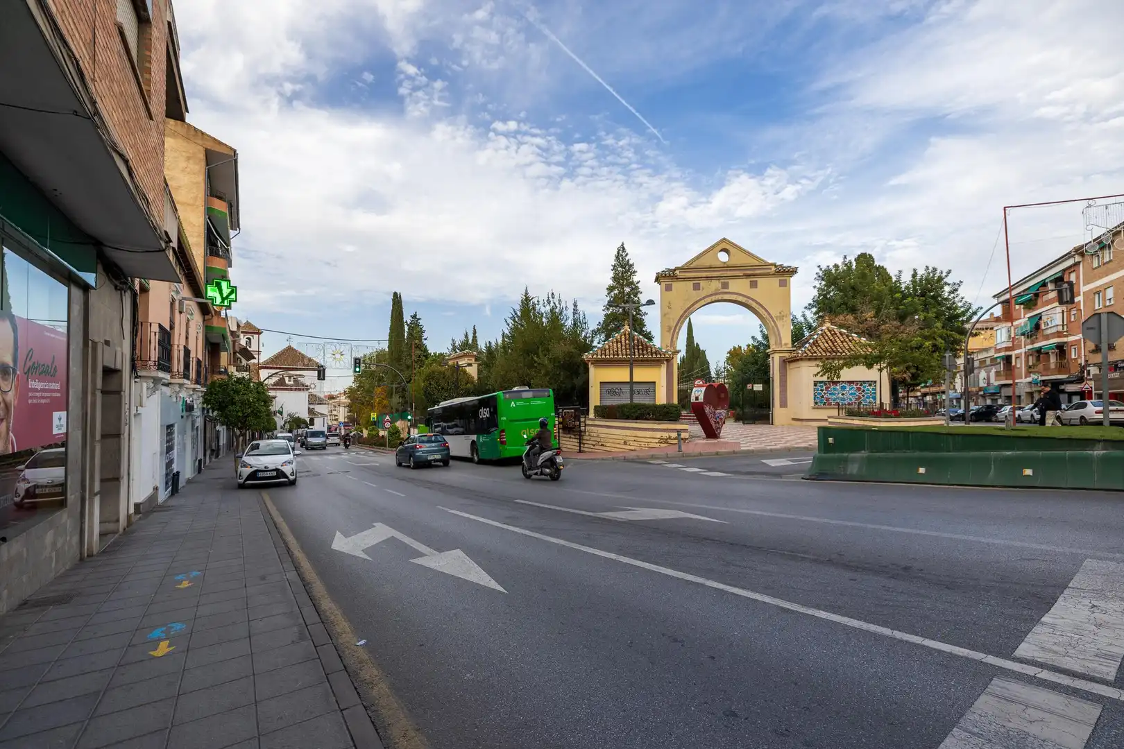 Vista exterior de Casa o xalet en venda en La Zubia amb Balcó