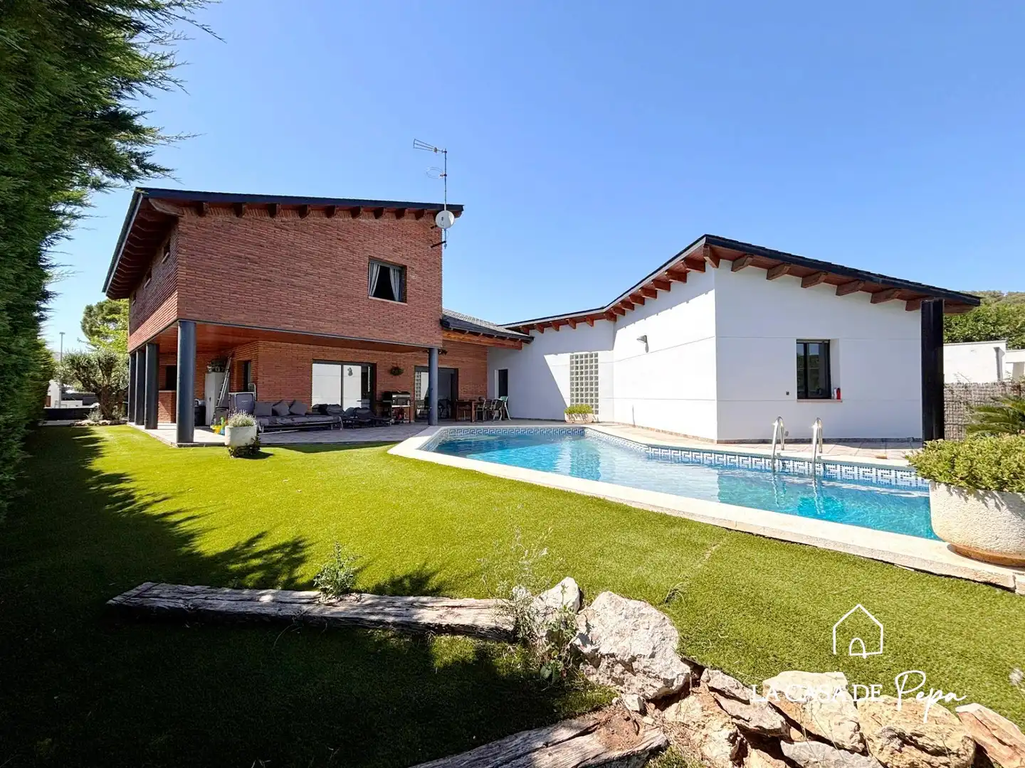 Außenansicht von Haus oder Chalet zum Verkauf in Begues mit Heizung und Schwimmbad