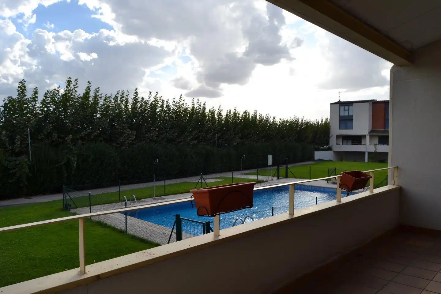 Swimming pool of Houses for sale in Valdefresno, León