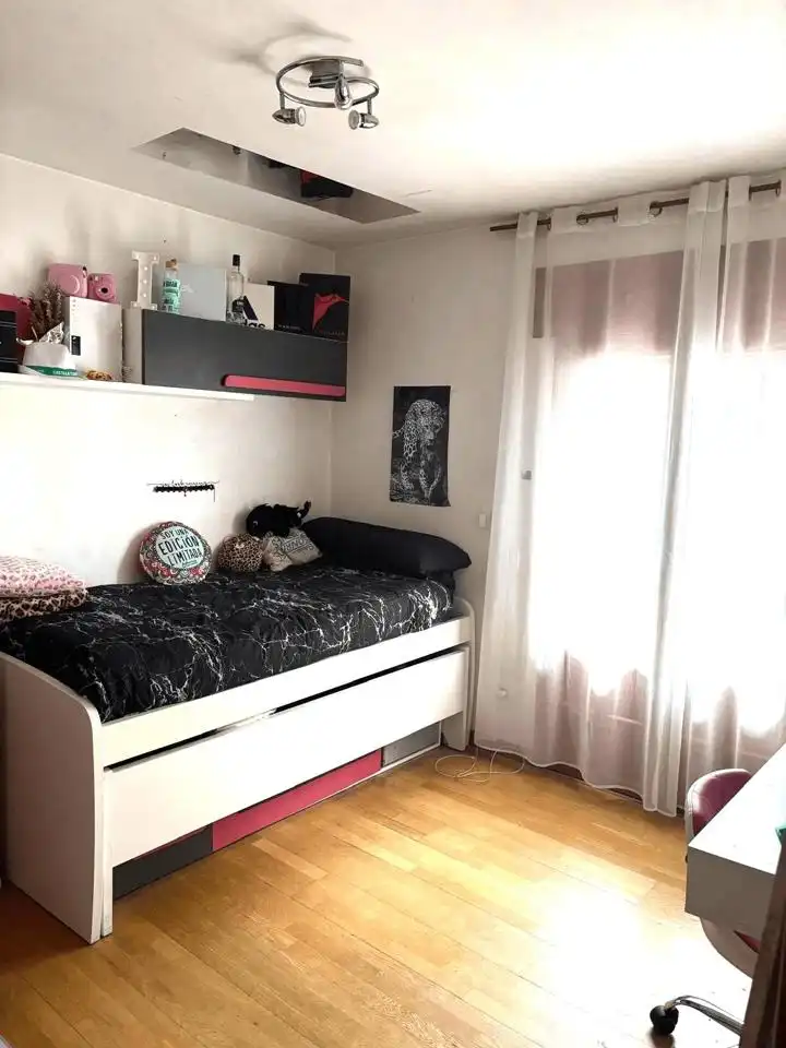 Dormitori de Casa adosada en venda en El Hoyo de Pinares  amb Calefacció i Terrassa
