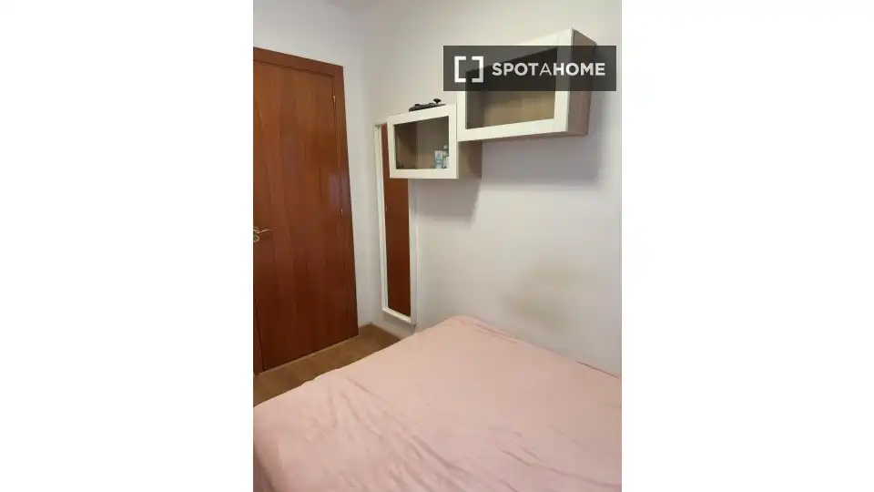 Bedroom of Flat for share in Barcelona  with Air Conditioner, Heating and Furnished