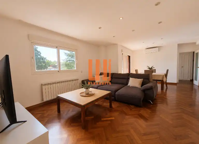 Sala de estar de Piso en venta en Madrid con Calefacción, Terraza y Piscina comunitaria
