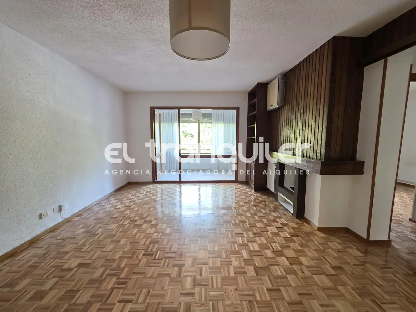 Living room of Flat for rent in Madrid  with Air Conditioner, Parquet flooring and Terrace