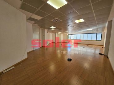 Oficina amb ascensor de lloguer a Carrer de Caldés i Arús