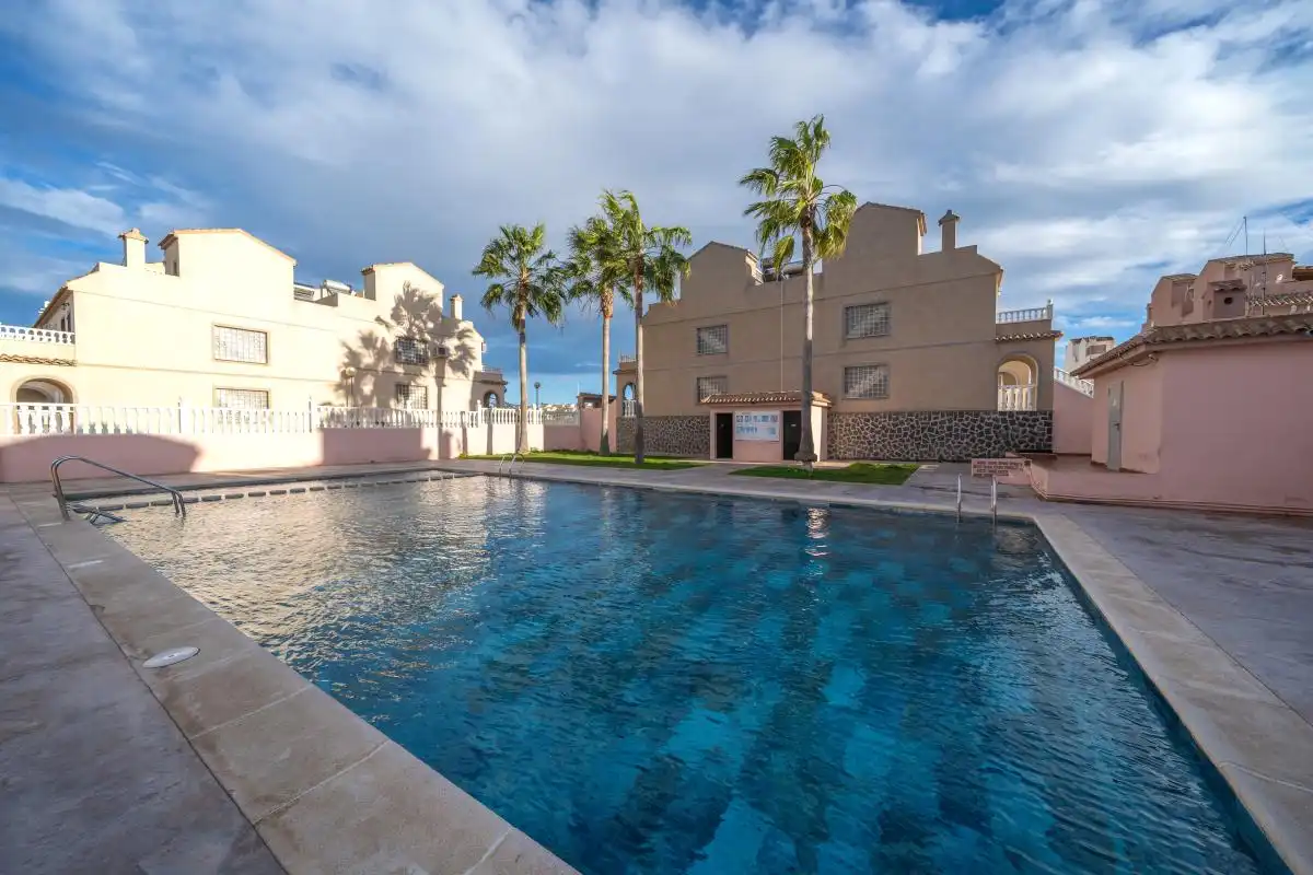 Piscina de Planta baixa en venda en Santa Pola amb Aire condicionat, Calefacció i Piscina