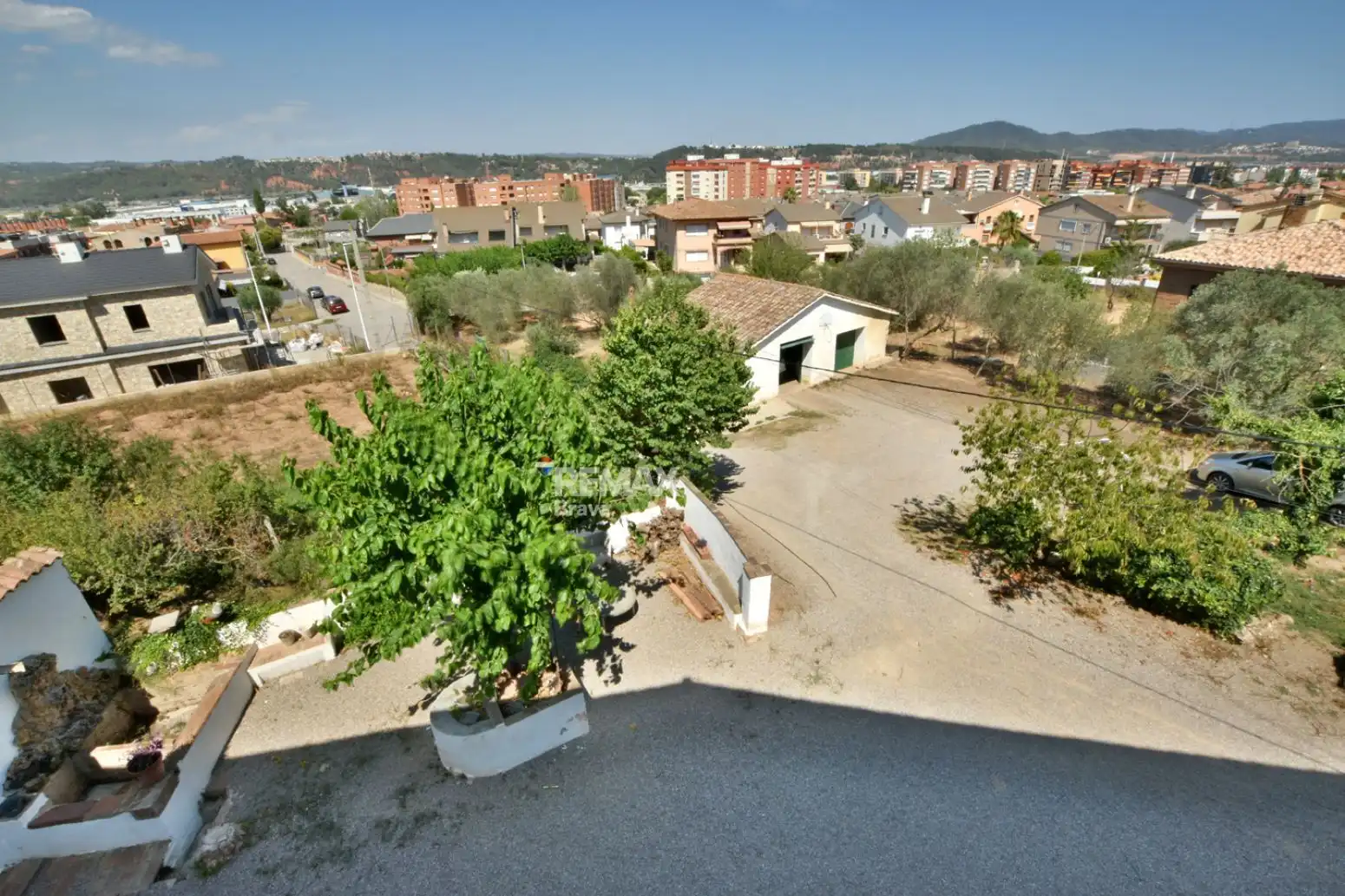 Vista exterior de Finca rústica en venda en Sant Andreu de la Barca amb Jardí privat
