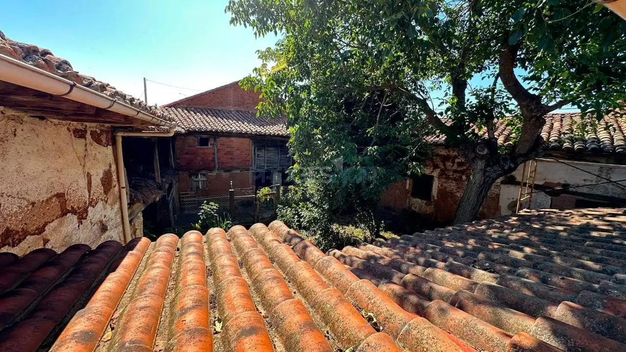 Vista exterior de Finca rústica en venda en Chozas de Abajo amb Calefacció, Jardí privat i Moblat
