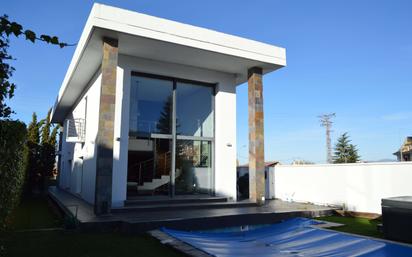 Vista exterior de Casa o xalet en venda en Sariegos amb Calefacció i Piscina