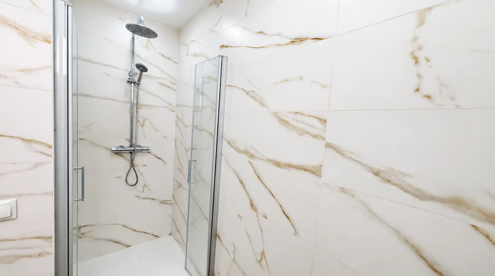 Badezimmer von Wohnung zum Verkauf in Barcelona mit Ofen und Alarm