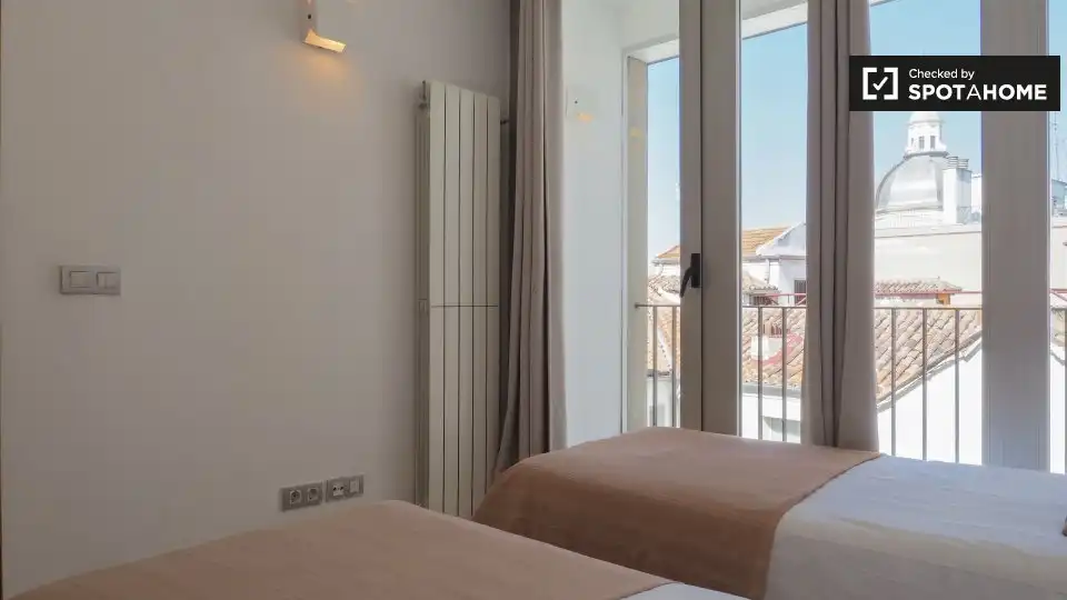Bedroom of Flat for rent in Madrid  with Air Conditioner, Heating and Furnished